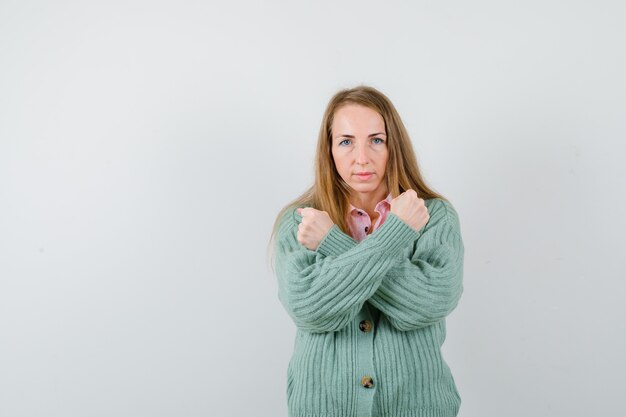 Giovane donna espressiva che posa nello studio