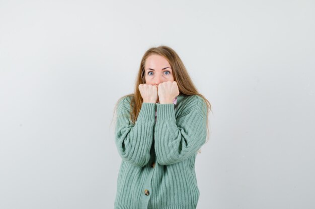 Giovane donna espressiva che posa nello studio