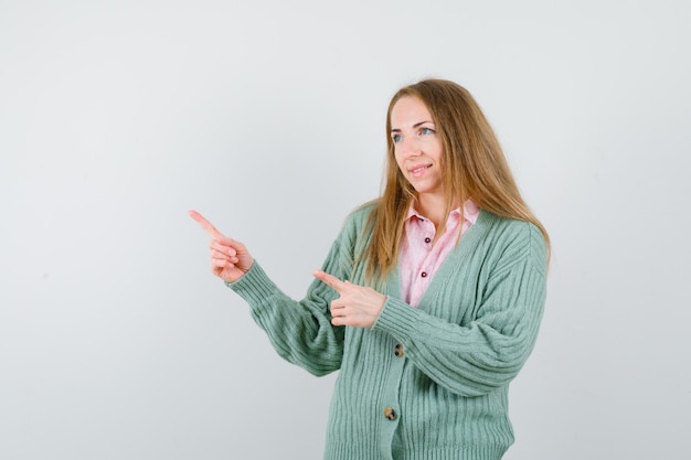 Giovane donna espressiva che posa nello studio