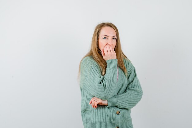 Giovane donna espressiva che posa nello studio