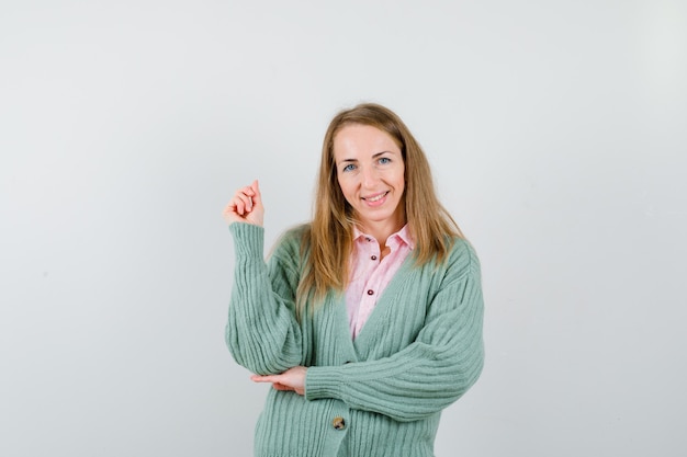 Giovane donna espressiva che posa nello studio