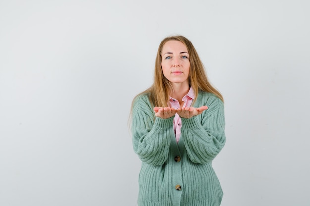 Giovane donna espressiva che posa nello studio