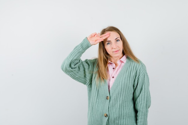 Giovane donna espressiva che posa nello studio