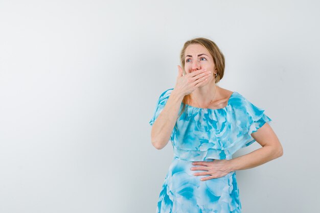 Giovane donna espressiva che posa nello studio