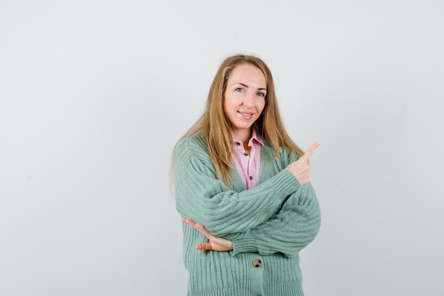 Giovane donna espressiva che posa nello studio