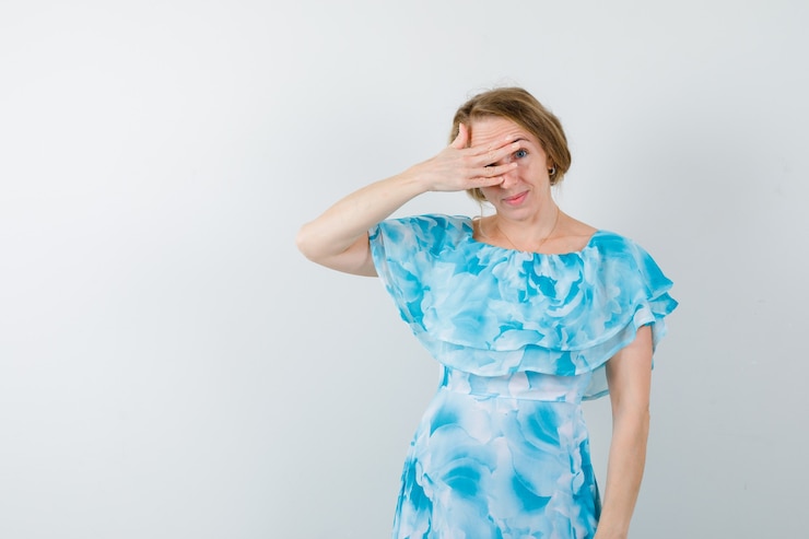 Foto gratuito giovane donna espressiva che posa nello studio