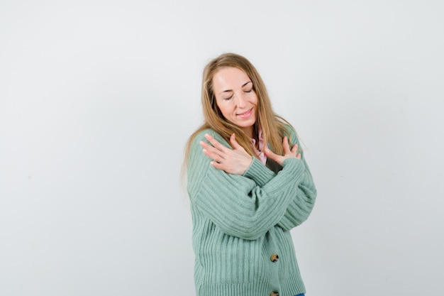 Giovane donna espressiva che posa nello studio