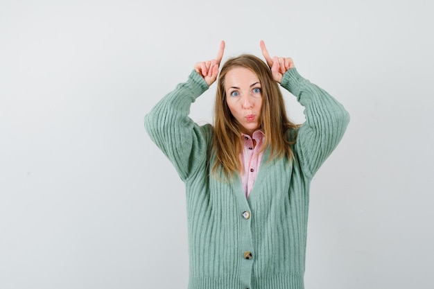 Giovane donna espressiva che posa nello studio