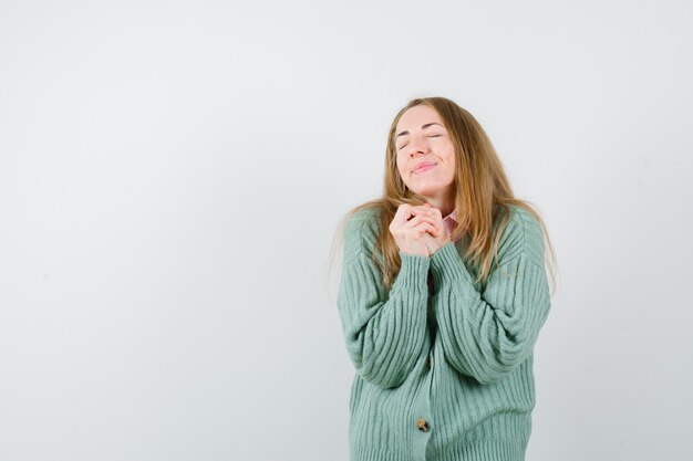 Giovane donna espressiva che posa nello studio