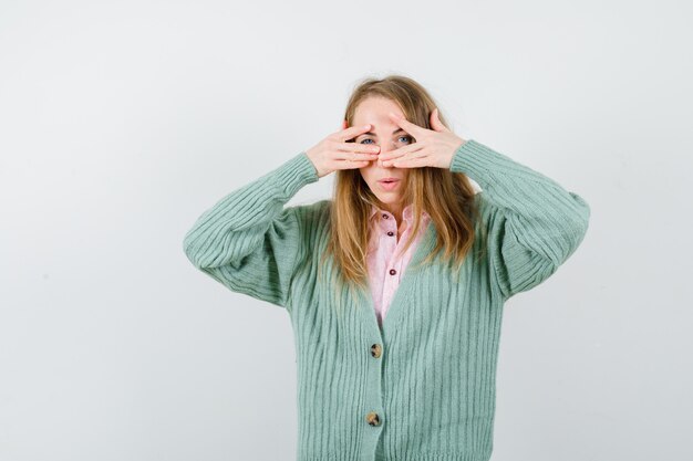 Giovane donna espressiva che posa nello studio