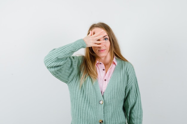 Giovane donna espressiva che posa nello studio