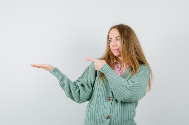 Giovane donna espressiva che posa nello studio