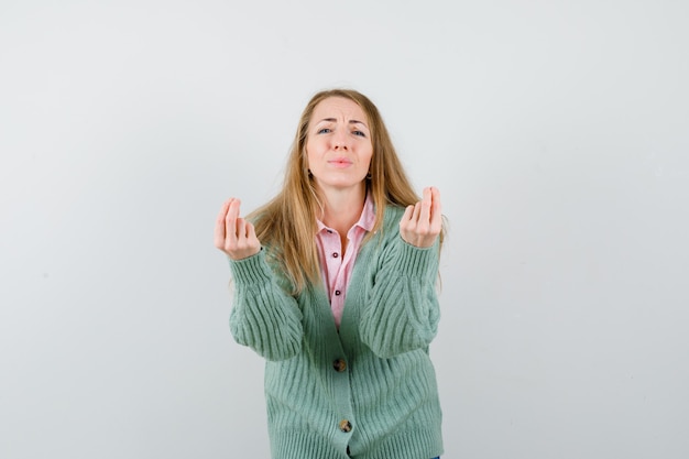 Giovane donna espressiva che posa nello studio