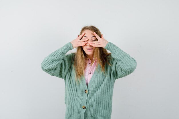 Giovane donna espressiva che posa nello studio