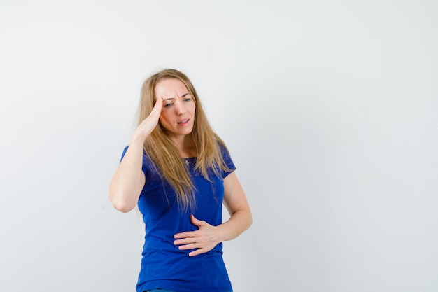 Giovane donna espressiva che posa nello studio