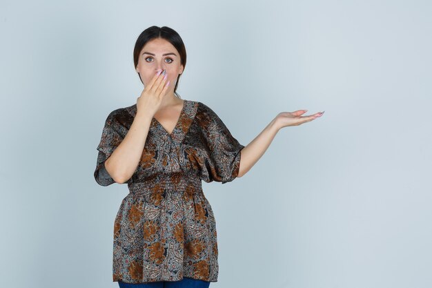 Giovane donna espressiva che posa nello studio