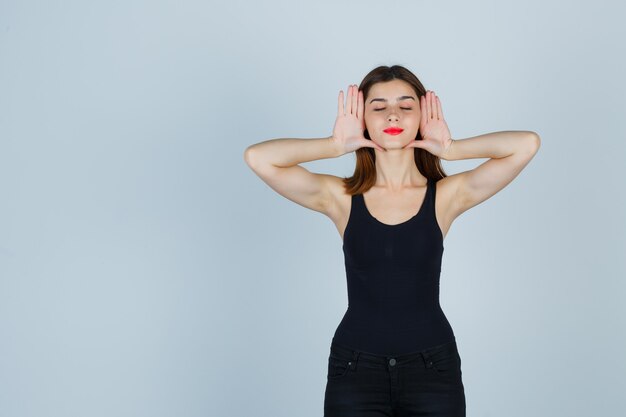 Giovane donna espressiva che posa nello studio