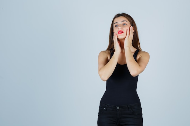 Giovane donna espressiva che posa nello studio