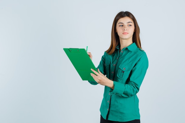 Giovane donna espressiva che posa nello studio