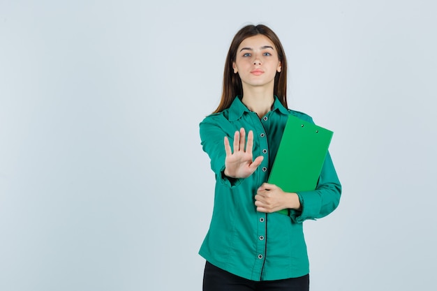 Giovane donna espressiva che posa nello studio