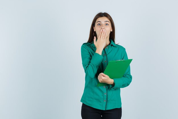 Giovane donna espressiva che posa nello studio