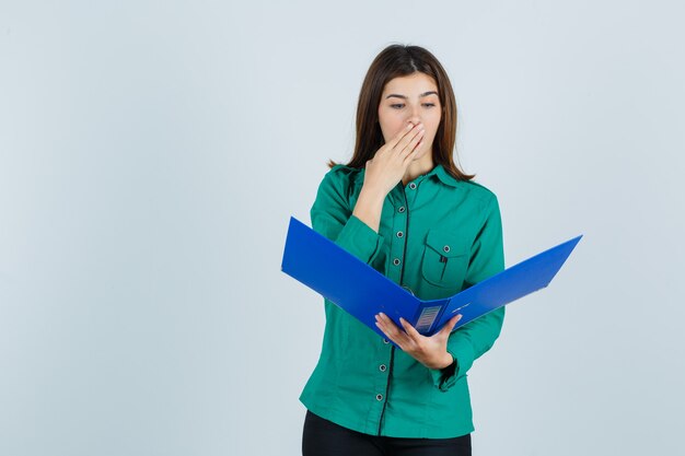 Giovane donna espressiva che posa nello studio