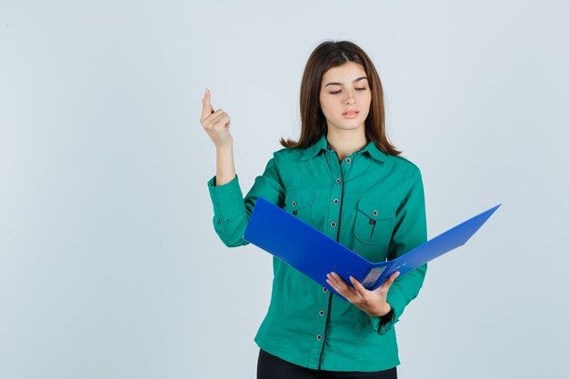 Giovane donna espressiva che posa nello studio