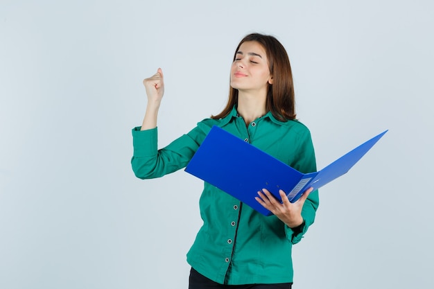 Giovane donna espressiva che posa nello studio