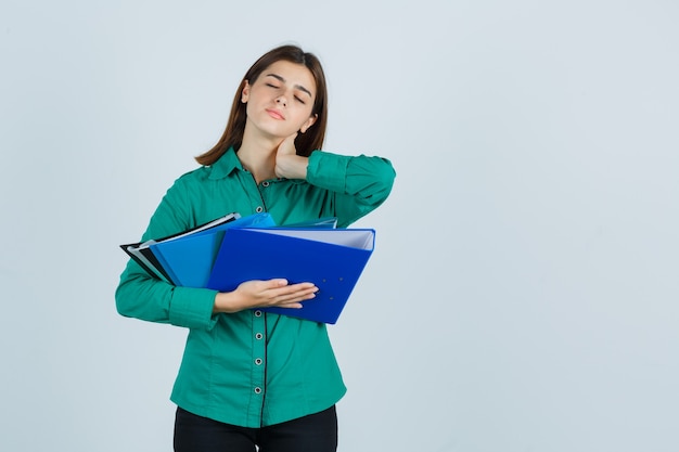 Giovane donna espressiva che posa nello studio