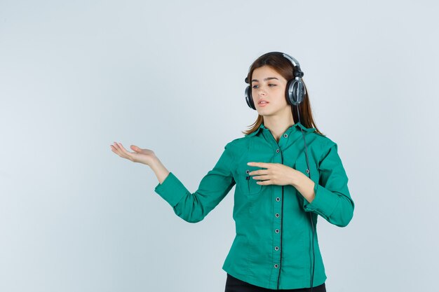 Giovane donna espressiva che posa nello studio