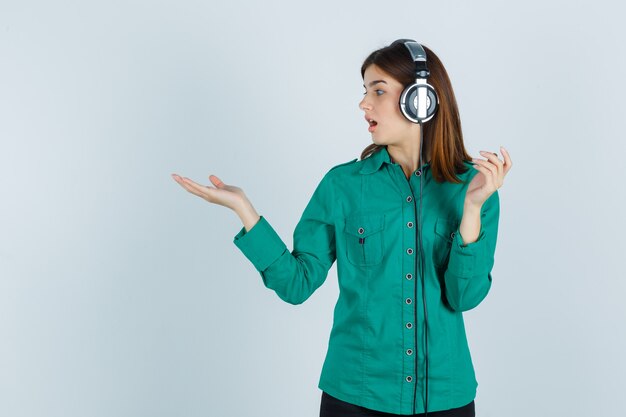 Giovane donna espressiva che posa nello studio