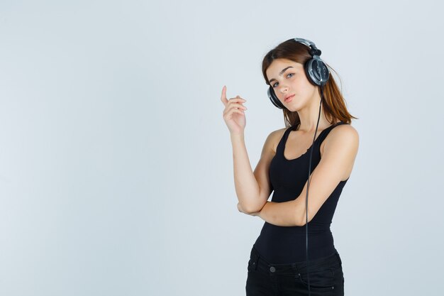 Giovane donna espressiva che posa nello studio