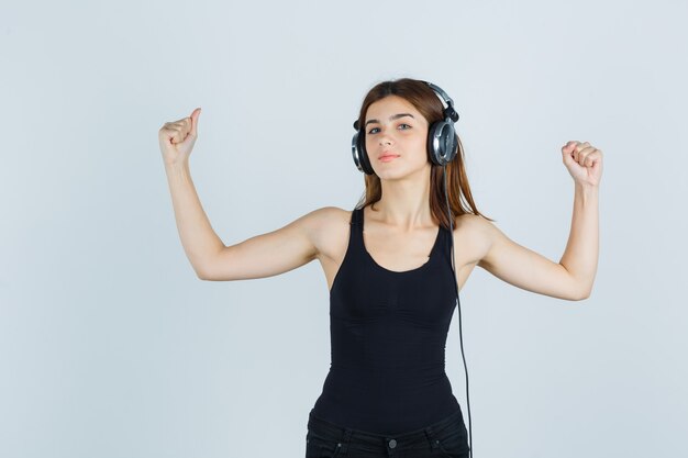 Giovane donna espressiva che posa nello studio