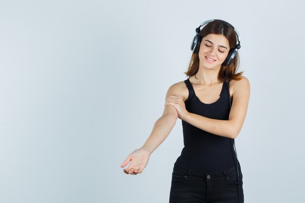 Giovane donna espressiva che posa nello studio