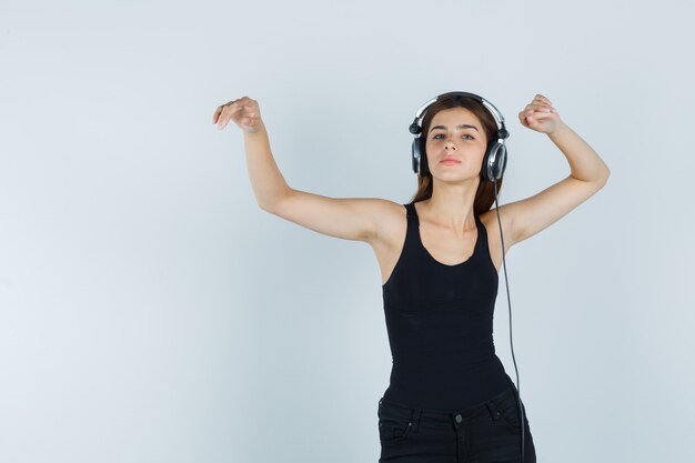 Giovane donna espressiva che posa nello studio