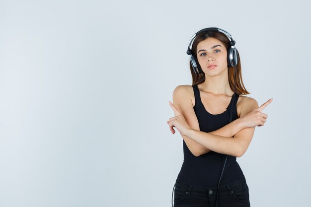 Giovane donna espressiva che posa nello studio