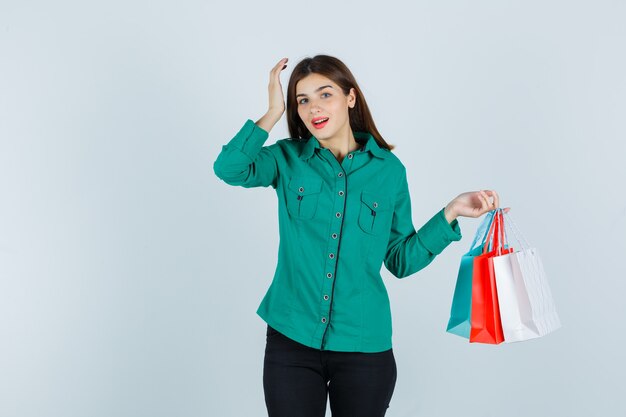 Giovane donna espressiva che posa nello studio