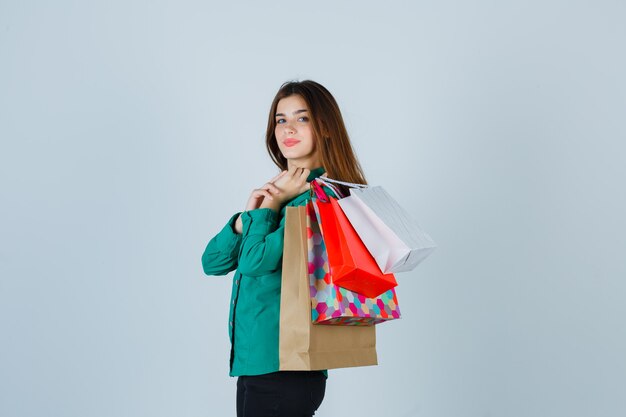 Giovane donna espressiva che posa nello studio