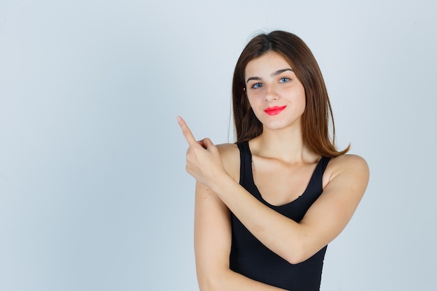 Giovane donna espressiva che posa nello studio