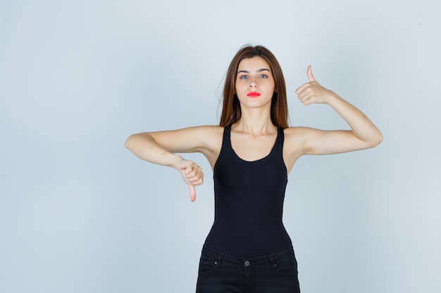 Giovane donna espressiva che posa nello studio