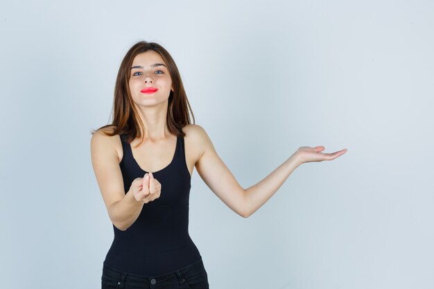 Giovane donna espressiva che posa nello studio