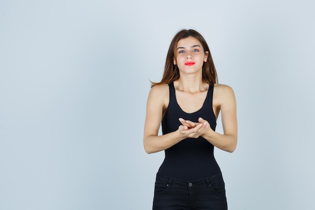 Giovane donna espressiva che posa nello studio