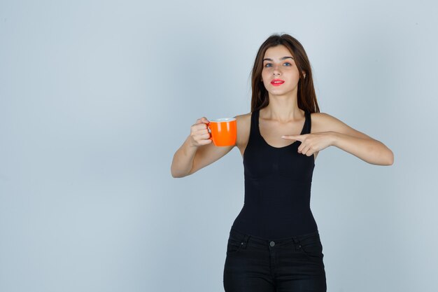 Giovane donna espressiva che posa nello studio