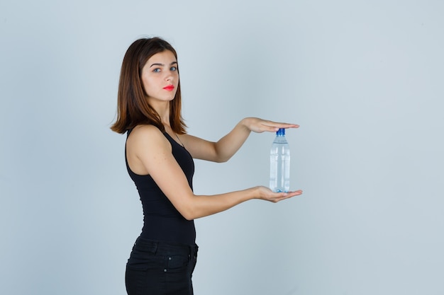 Giovane donna espressiva che posa nello studio