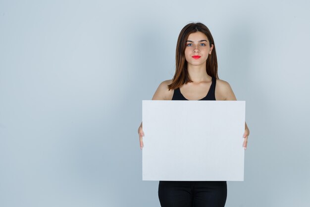 Giovane donna espressiva che posa nello studio