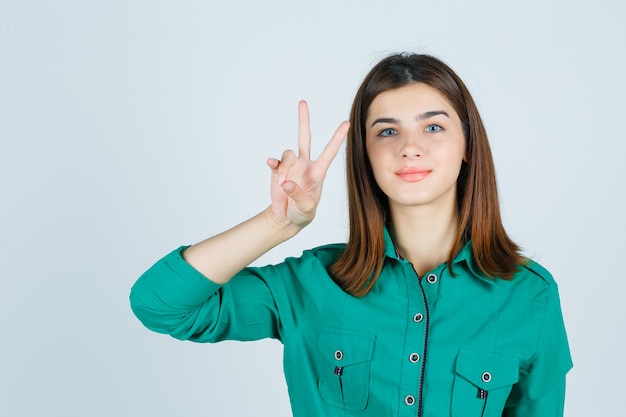 Giovane donna espressiva che posa nello studio