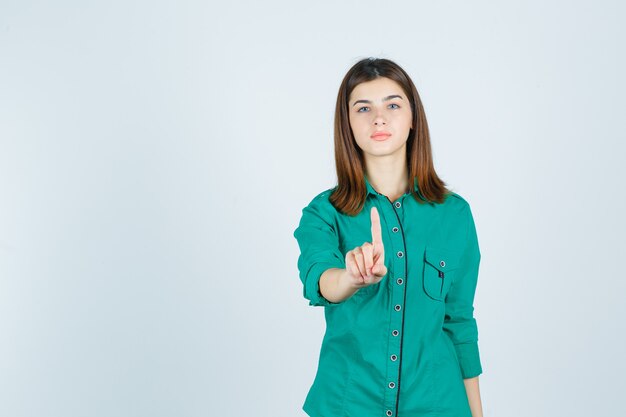 Giovane donna espressiva che posa nello studio