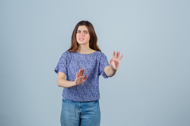 Giovane donna espressiva che posa nello studio