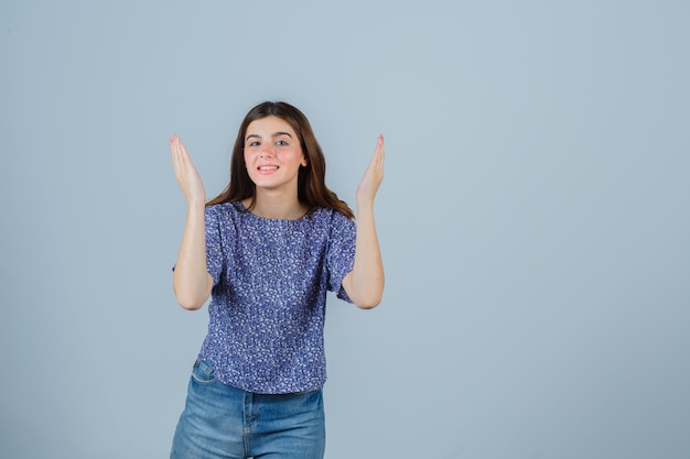 Giovane donna espressiva che posa nello studio