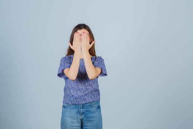 Giovane donna espressiva che posa nello studio